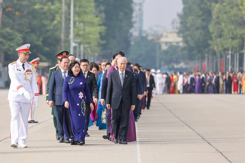 Đo&agrave;n đại biểu tham dự Đại hội MTTQ Việt Nam lần thứ XI v&agrave;o Lăng viếng Chủ tịch Hồ Ch&iacute; Minh- Ảnh 1.