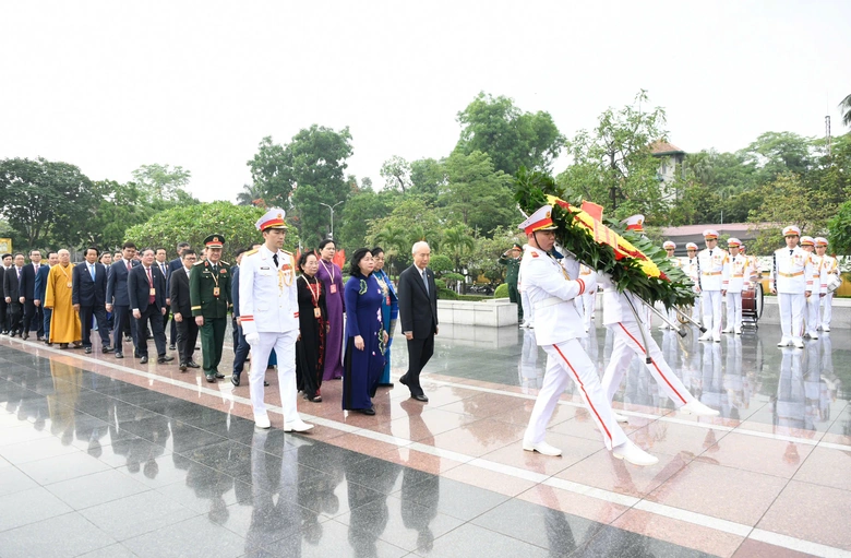Đo&agrave;n đại biểu tham dự Đại hội MTTQ Việt Nam lần thứ XI v&agrave;o Lăng viếng Chủ tịch Hồ Ch&iacute; Minh- Ảnh 4.