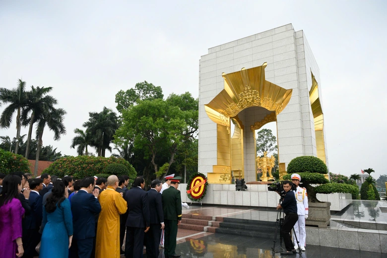 Đo&agrave;n đại biểu tham dự Đại hội MTTQ Việt Nam lần thứ XI v&agrave;o Lăng viếng Chủ tịch Hồ Ch&iacute; Minh- Ảnh 8.