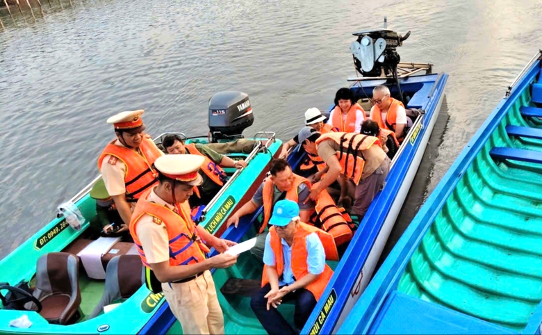 Đảm bảo an to&agrave;n đường thủy tại khu du lịch Mũi C&agrave; Mau- Ảnh 1.