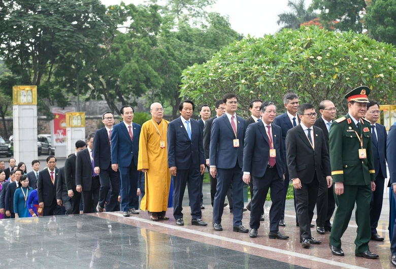 Đo&agrave;n đại biểu tham dự Đại hội MTTQ Việt Nam lần thứ XI v&agrave;o Lăng viếng Chủ tịch Hồ Ch&iacute; Minh- Ảnh 7.