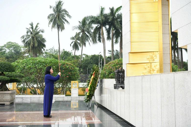 Đo&agrave;n đại biểu tham dự Đại hội MTTQ Việt Nam lần thứ XI v&agrave;o Lăng viếng Chủ tịch Hồ Ch&iacute; Minh- Ảnh 5.
