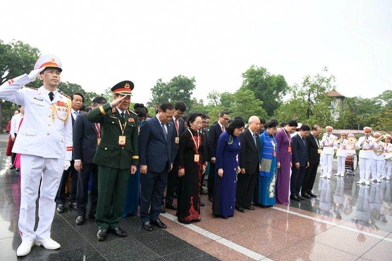 Đo&agrave;n đại biểu tham dự Đại hội MTTQ Việt Nam lần thứ XI v&agrave;o Lăng viếng Chủ tịch Hồ Ch&iacute; Minh- Ảnh 6.