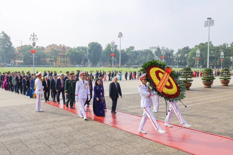 Đo&agrave;n đại biểu tham dự Đại hội MTTQ Việt Nam lần thứ XI v&agrave;o Lăng viếng Chủ tịch Hồ Ch&iacute; Minh- Ảnh 2.