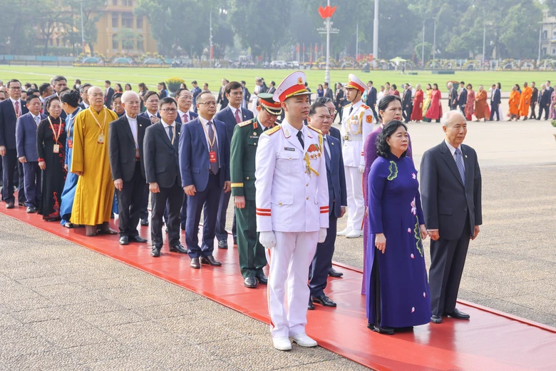 Đo&agrave;n đại biểu tham dự Đại hội MTTQ Việt Nam lần thứ XI v&agrave;o Lăng viếng Chủ tịch Hồ Ch&iacute; Minh- Ảnh 3.