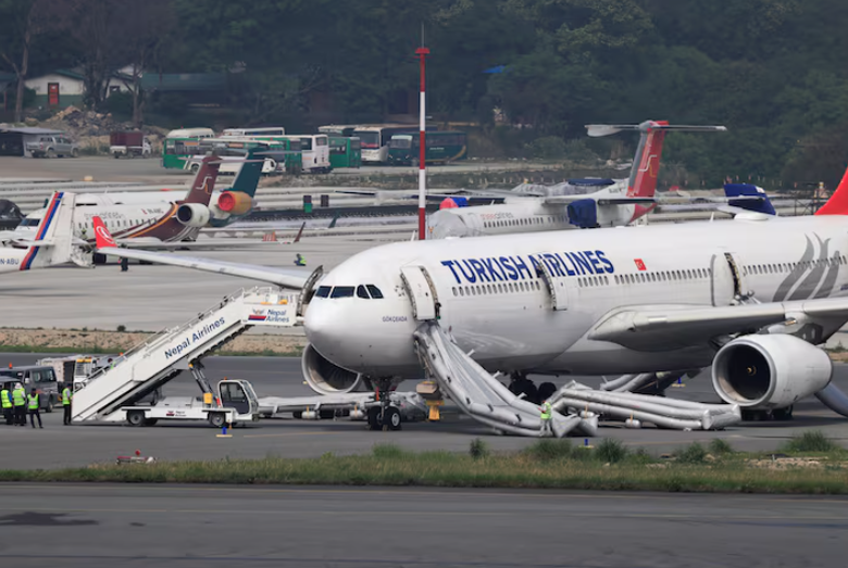 M&aacute;y bay Turkish Airlines bốc kh&oacute;i, h&agrave;ng trăm h&agrave;nh kh&aacute;ch phải sơ t&aacute;n khẩn cấp- Ảnh 1.