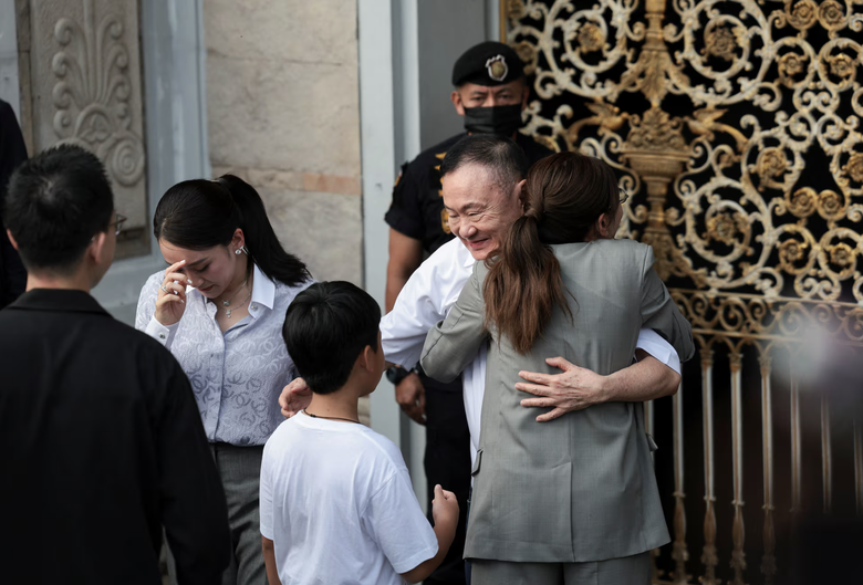Cựu Thủ tướng Th&aacute;i Lan Thaksin Shinawatra được ra t&ugrave; trước thời hạn- Ảnh 3.