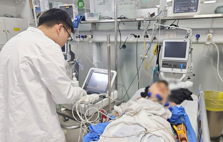 Cấp cứu khẩn cho b&eacute; trai 11 tuổi bị dao bầu cắm v&agrave;o đầu- Ảnh 1.