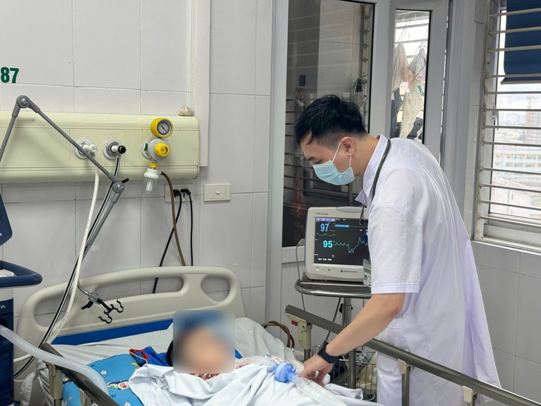 Chủ quan với thủy đậu, b&eacute; trai 6 tuổi nguy kịch- Ảnh 1.
