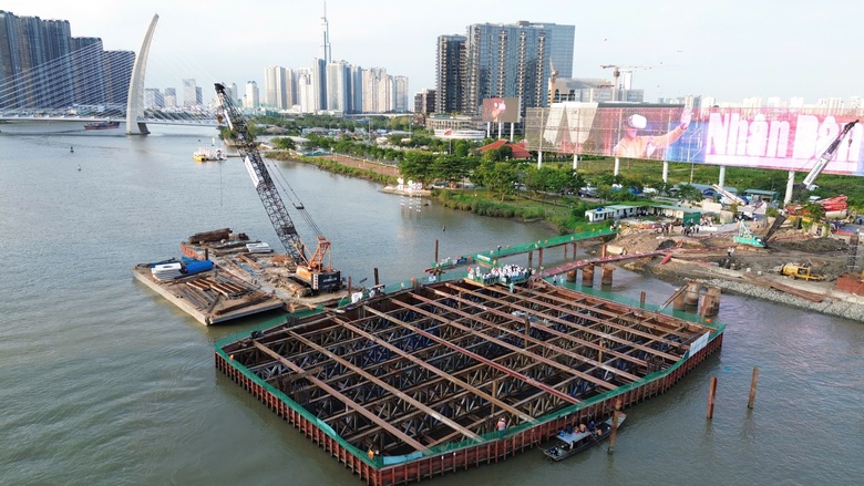 Cầu đi bộ qua s&ocirc;ng S&agrave;i G&ograve;n ch&iacute;nh thức đổ b&ecirc; t&ocirc;ng trụ ch&iacute;nh, tăng tốc về đ&iacute;ch dịp 2/9- Ảnh 2.