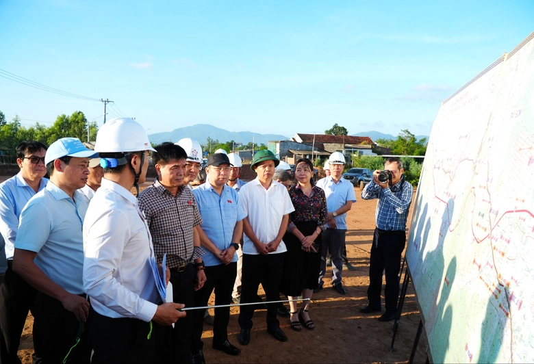 Đoàn công tác Quốc hội khảo sát tuyến cao tốc Quy Nhơn - Pleiku tại Gia Lai- Ảnh 1. Đoàn công tác Quốc hội khảo sát tuyến cao tốc Quy Nhơn - Pleiku tại Gia Lai- Ảnh 1.