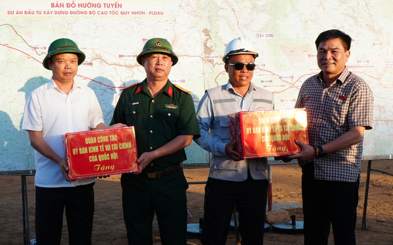 Đoàn công tác Quốc hội khảo sát tuyến cao tốc Quy Nhơn - Pleiku tại Gia Lai- Ảnh 3. Đoàn công tác Quốc hội khảo sát tuyến cao tốc Quy Nhơn - Pleiku tại Gia Lai- Ảnh 3.
