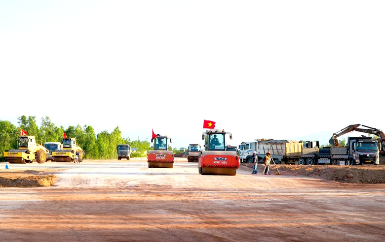 Đoàn công tác Quốc hội khảo sát tuyến cao tốc Quy Nhơn - Pleiku tại Gia Lai- Ảnh 2. Đoàn công tác Quốc hội khảo sát tuyến cao tốc Quy Nhơn - Pleiku tại Gia Lai- Ảnh 2.