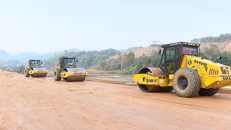 Chống n&oacute;ng cho c&ocirc;ng nh&acirc;n tr&ecirc;n &ldquo;chảo lửa&rdquo;- Ảnh 3.