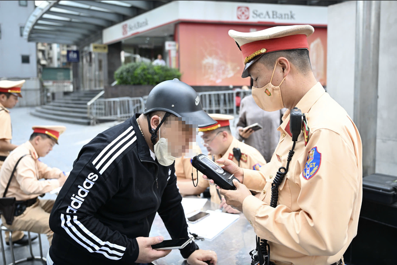 Xử phạt kh&ocirc;ng v&ugrave;ng cấm, kh&ocirc;ng ngoại lệ: "Ma men" đ&atilde; biết sợ- Ảnh 1.