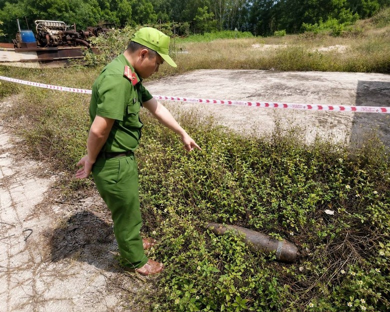Quảng Ng&atilde;i: Ph&aacute;t hiện quả bom b&ecirc;n vỉa h&egrave; khu t&aacute;i định cư s&aacute;t b&ecirc;n tỉnh lộ- Ảnh 1.