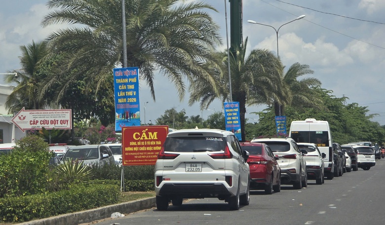 Biển cấm d&agrave;y đặc, &ocirc; t&ocirc; vẫn đỗ sai quy định: Cần Thơ tăng cường xử l&yacute;- Ảnh 2.