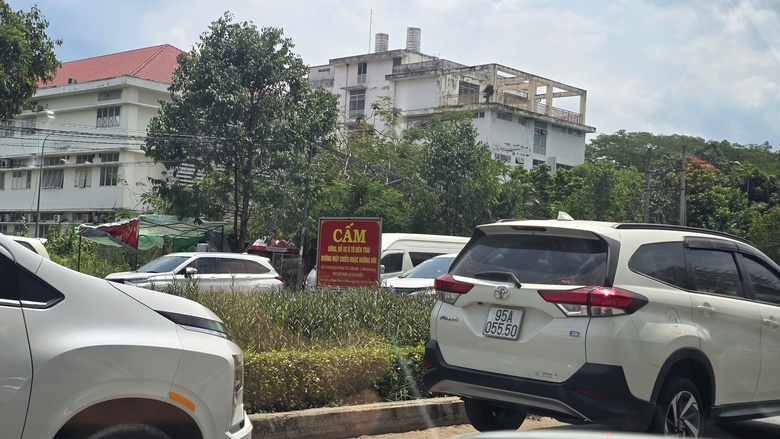 Biển cấm d&agrave;y đặc, &ocirc; t&ocirc; vẫn đỗ sai quy định: Cần Thơ tăng cường xử l&yacute;- Ảnh 3.
