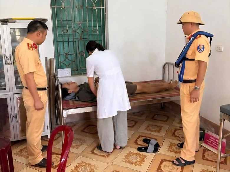 Thuyền vi&ecirc;n bất ngờ nguy kịch tr&ecirc;n t&agrave;u h&agrave;ng giữa s&ocirc;ng Hồng, CSGT hỗ trợ kịp thời- Ảnh 1.