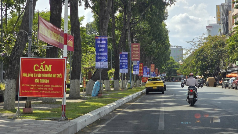 Biển cấm d&agrave;y đặc, &ocirc; t&ocirc; vẫn đỗ sai quy định: Cần Thơ tăng cường xử l&yacute;- Ảnh 4.