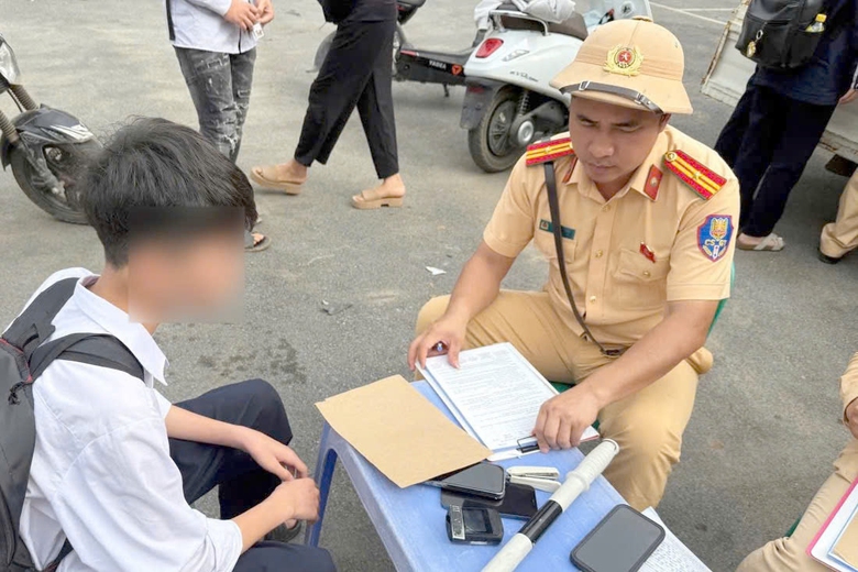 CSGT H&agrave; Nội d&ugrave;ng camera ghi h&igrave;nh lưu động, nhiều học sinh vi phạm giao th&ocirc;ng bị xử l&yacute;- Ảnh 2.