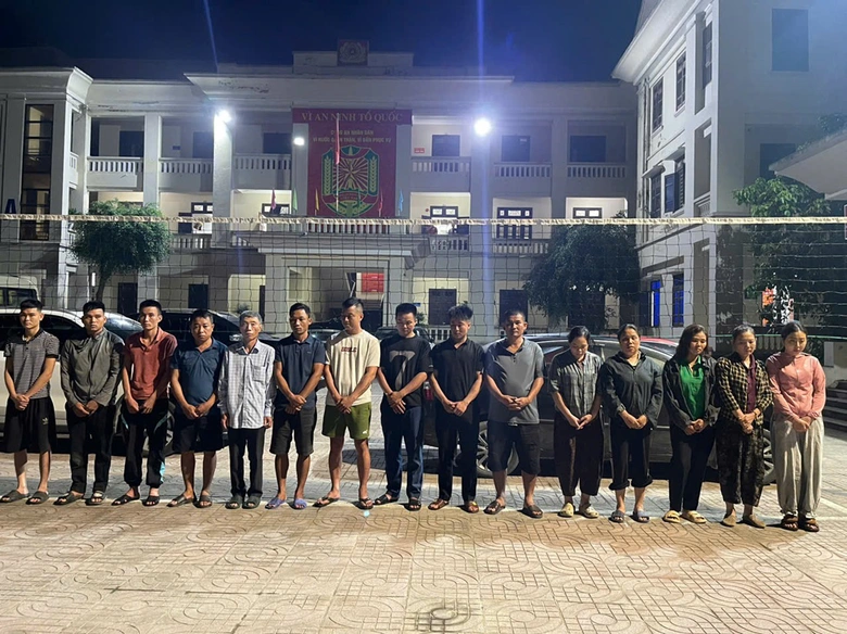 V&acirc;y bắt s&ograve;ng bạc trong rừng ở Nghệ An, tạm giữ 16 đối tượng- Ảnh 1.