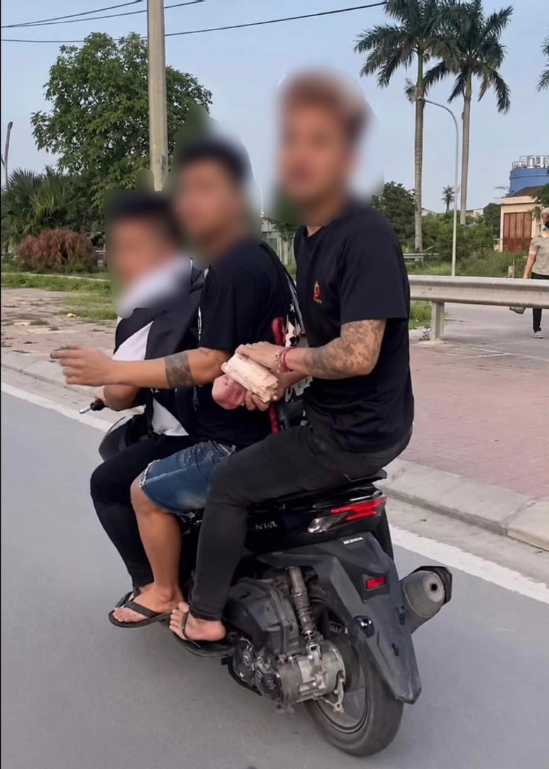 Xử l&yacute; nh&oacute;m thanh ni&ecirc;n đi xe kh&ocirc;ng biển số, d&ugrave;ng d&eacute;p đ&aacute;nh người đi đường ở Hải Ph&ograve;ng- Ảnh 2.