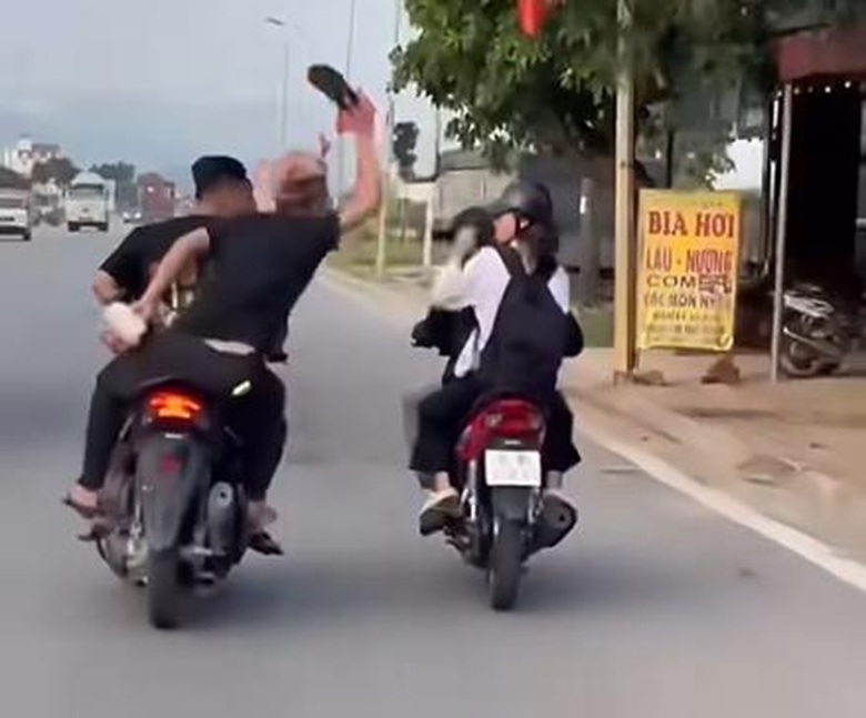 Xử l&yacute; nh&oacute;m thanh ni&ecirc;n đi xe kh&ocirc;ng biển số, d&ugrave;ng d&eacute;p đ&aacute;nh người đi đường ở Hải Ph&ograve;ng- Ảnh 1.