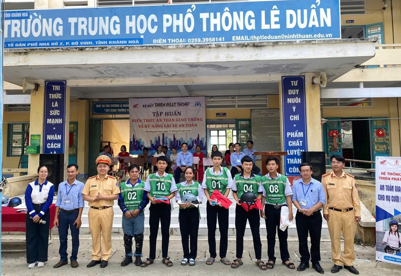 Gần 500 học sinh Trường THPT L&ecirc; Duẩn được tuy&ecirc;n truyền ph&aacute;p luật giao th&ocirc;ng- Ảnh 1.