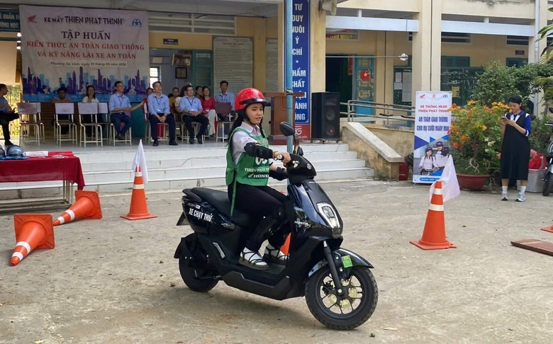 Gần 500 học sinh Trường THPT L&ecirc; Duẩn được tuy&ecirc;n truyền ph&aacute;p luật giao th&ocirc;ng- Ảnh 3.