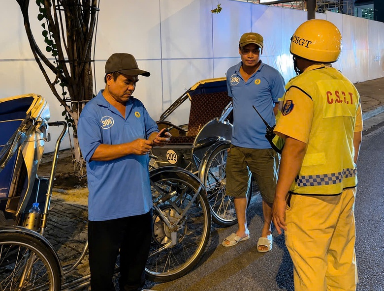 Hơn 90 l&aacute;i xe x&iacute;ch l&ocirc; du lịch ở Nha Trang bị xử phạt- Ảnh 1.