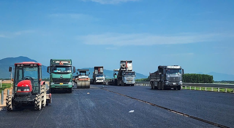Quảng Ng&atilde;i: Hạ tầng giao th&ocirc;ng l&agrave; "b&aacute;nh xe tăng trưởng" trong giai đoạn mới- Ảnh 3.