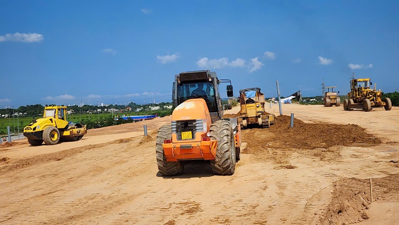 Quảng Ng&atilde;i: Hạ tầng giao th&ocirc;ng l&agrave; "b&aacute;nh xe tăng trưởng" trong giai đoạn mới- Ảnh 4.