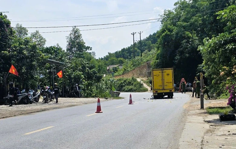 Quảng Trị: Xe m&aacute;y va chạm &ocirc; t&ocirc; tải tr&ecirc;n quốc lộ 9, hai người thương vong- Ảnh 2.