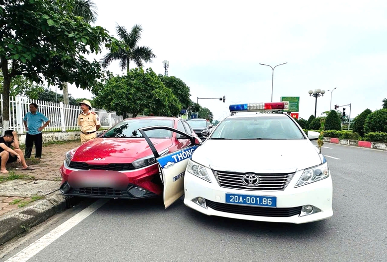 Vụ đ&acirc;m hỏng xe Cảnh s&aacute;t giao th&ocirc;ng ở Th&aacute;i Nguy&ecirc;n: Tạm giữ t&agrave;i xế v&agrave; người đi c&ugrave;ng- Ảnh 1.