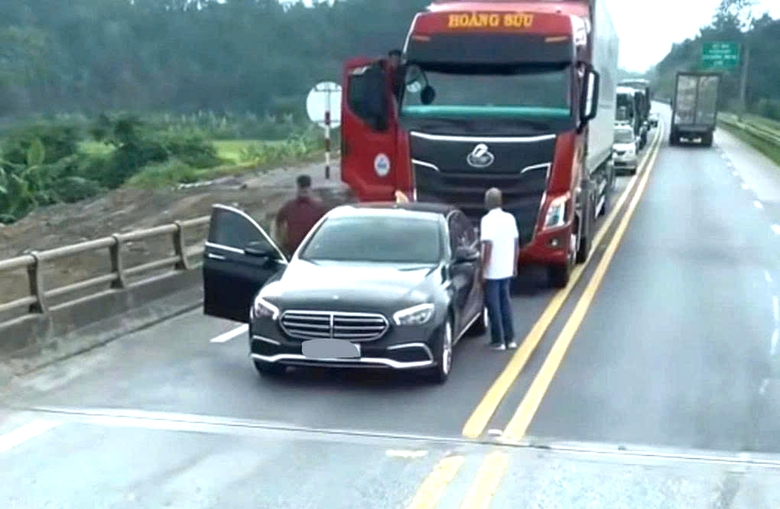 X&aacute;c minh clip xe Mercedes chặn đầu phương tiện kh&aacute;c tr&ecirc;n cao tốc Nội B&agrave;i - L&agrave;o Cai- Ảnh 1.