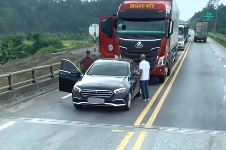 Dừng xe ph&acirc;n bua tr&ecirc;n cao tốc, t&agrave;i xế Mercedes bị phạt 13 triệu đồng, trừ 4 điểm GPLX- Ảnh 1.