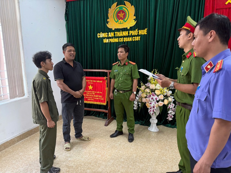 Huế: Điều khiển xe tải vào cao tốc đang thi công gây tai nạn, tài xế bị khởi tố- Ảnh 1. Huế: Điều khiển xe tải vào cao tốc đang thi công gây tai nạn, tài xế bị khởi tố- Ảnh 1.