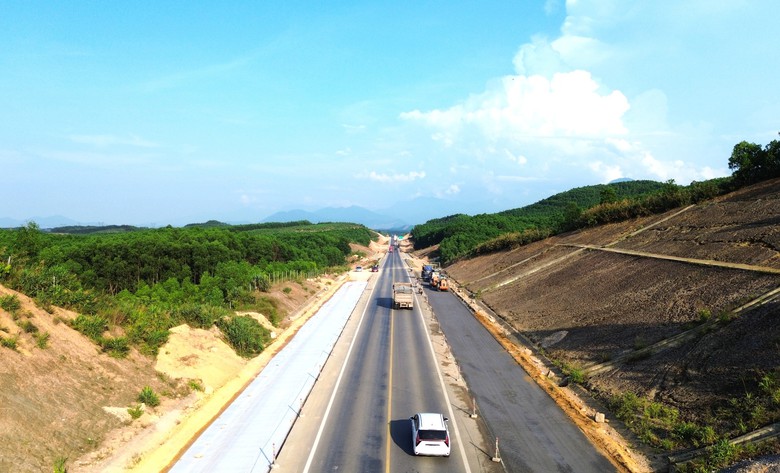 Cao tốc Cam Lộ - La Sơn: Tăng tốc thi c&ocirc;ng, nỗ lực ho&agrave;n th&agrave;nh cuối năm 2026- Ảnh 7.