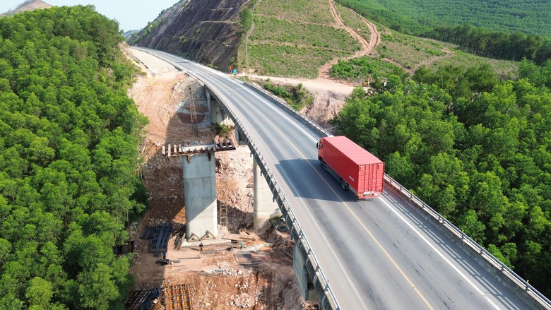 Cao tốc Cam Lộ - La Sơn: Tăng tốc thi c&ocirc;ng, nỗ lực ho&agrave;n th&agrave;nh cuối năm 2026- Ảnh 10.