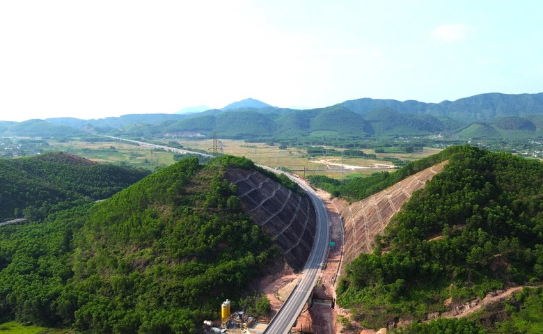 Cao tốc Cam Lộ - La Sơn: Tăng tốc thi c&ocirc;ng, nỗ lực ho&agrave;n th&agrave;nh cuối năm 2026- Ảnh 14.