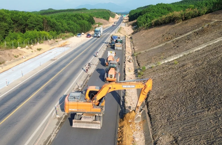 Cao tốc Cam Lộ - La Sơn: Tăng tốc thi c&ocirc;ng, nỗ lực ho&agrave;n th&agrave;nh cuối năm 2026- Ảnh 4.