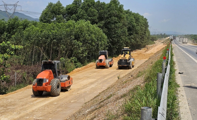 Cao tốc Cam Lộ - La Sơn: Tăng tốc thi c&ocirc;ng, nỗ lực ho&agrave;n th&agrave;nh cuối năm 2026- Ảnh 3.