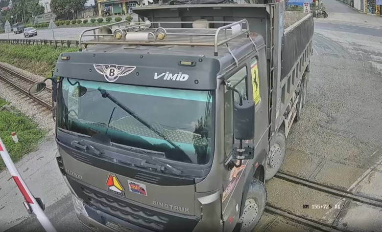 Thanh H&oacute;a: T&agrave;i xế l&aacute;i xe tải băng qua đường sắt khi t&agrave;u sắp đến bị phạt 11 triệu đồng- Ảnh 1.