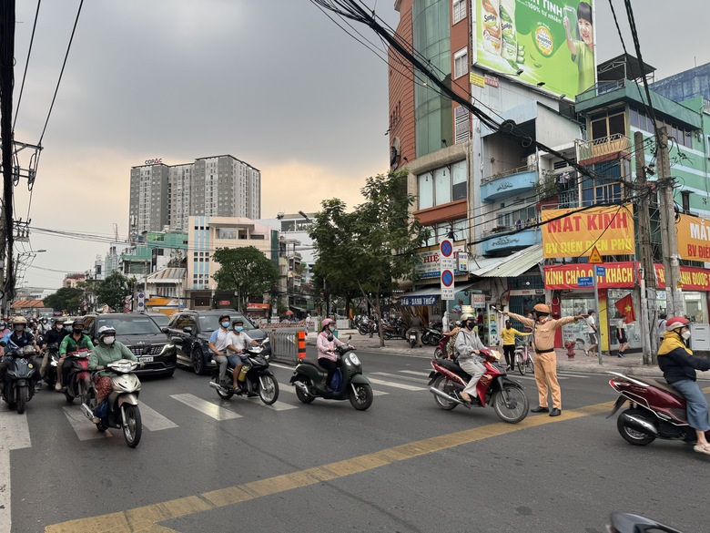 CSGT TP.HCM: Ra qu&acirc;n 45 ng&agrave;y đ&ecirc;m trấn &aacute;p tội phạm, bảo đảm an to&agrave;n giao th&ocirc;ng- Ảnh 2.