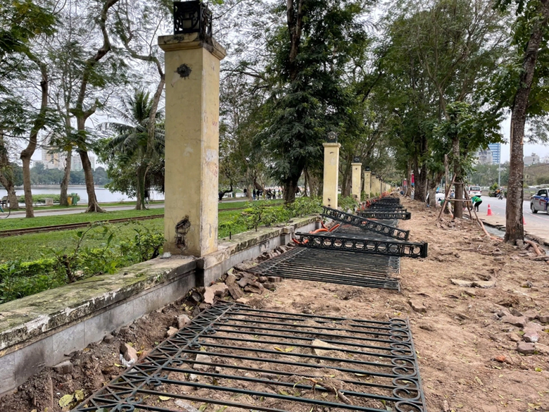 H&agrave;ng r&agrave;o bao quanh c&ocirc;ng vi&ecirc;n Thống Nhất đ&atilde; được dở bỏ để mang lại kh&ocirc;ng gian mở cho người d&acirc;n dễ d&agrave;ng tiếp cận kh&ocirc;ng gian c&ocirc;ng cộng.