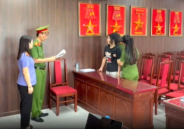 Thanh H&oacute;a: Khởi tố người phụ nữ nhận &ldquo;chạy&rdquo; giấy tờ đất để lừa đảo- Ảnh 1.