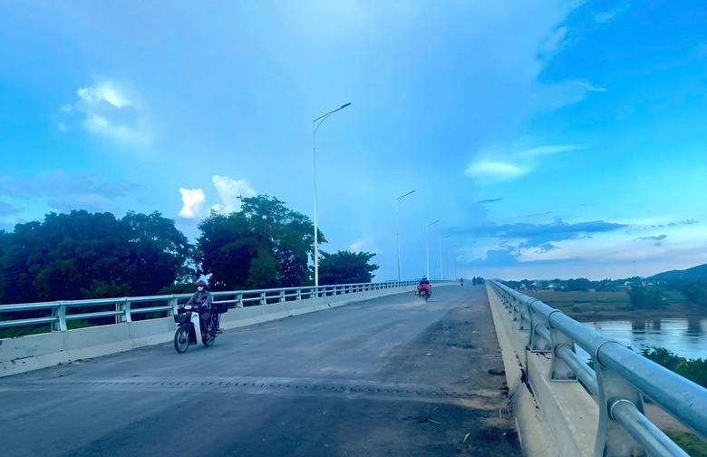 Nghệ An: Cần sớm ho&agrave;n thiện hệ thống đ&egrave;n chiếu s&aacute;ng v&agrave; biển b&aacute;o chỉ dẫn cầu Đ&ograve; Cung- Ảnh 2.