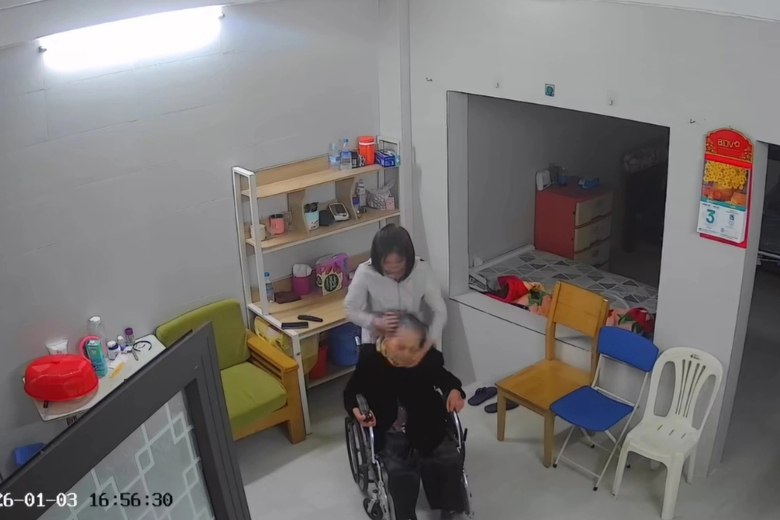 Nữ gi&uacute;p việc bạo h&agrave;nh cụ b&agrave; 82 tuổi ngồi xe lăn ở H&agrave; Nội bị phạt 2 năm t&ugrave;- Ảnh 2.