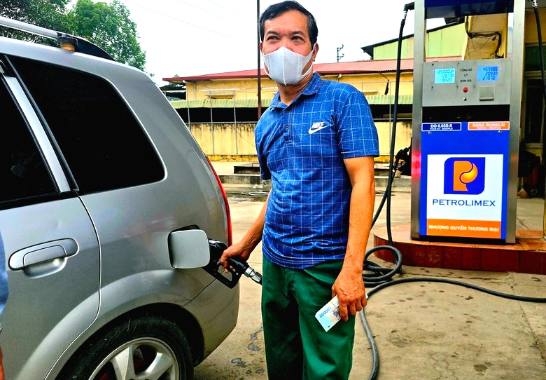 Gi&aacute; xăng dầu đồng loạt giảm từ 15h chiều 14/5- Ảnh 1.